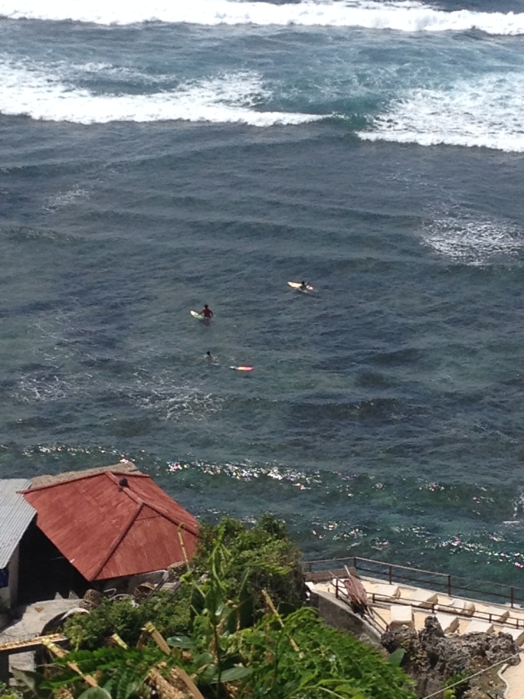 Les surfeurs, prêts à affronter les vagues!